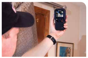 FLIR MR160正在探測(cè)天花板和墻角縫隙的受潮情況